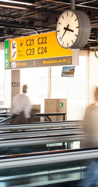 airport-3154737_1920